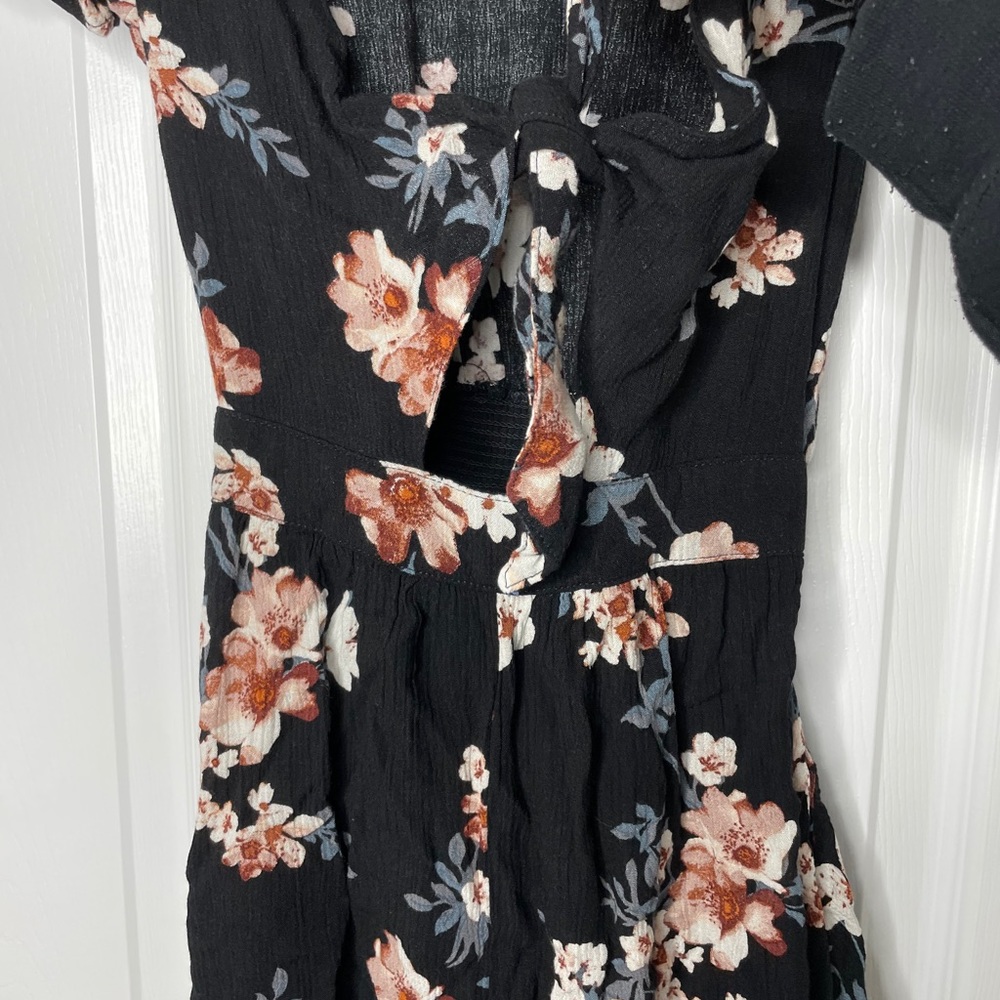American Eagle tie front floral cutout romper - Picture 2 of 6